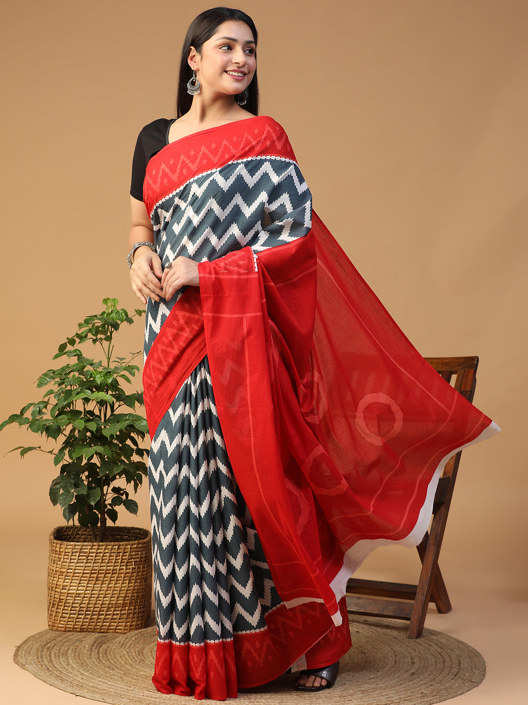 Red and Blue Zigzag Patterned Traditional Saree With Blouse Piece view 5